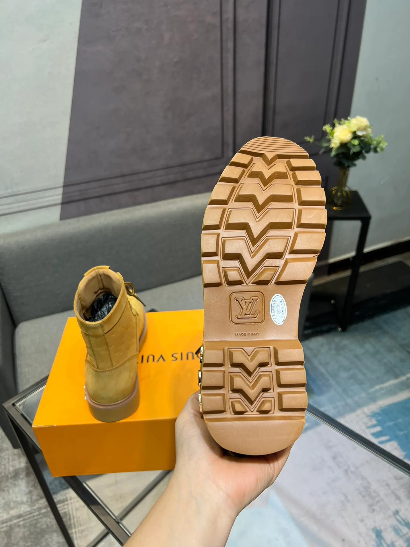 Men's shoes 💰920 L Home - the latest LV men's business casual boots, luxury and nobility are a must. They are all made of imported original first-layer cowhide, just to create a more comfortable wearing experience. ➕Top imported water-dyed full cow lining, original high wear-resistant outsole! 👏👏 Size: Male 39-44; (38 45 46 customized)